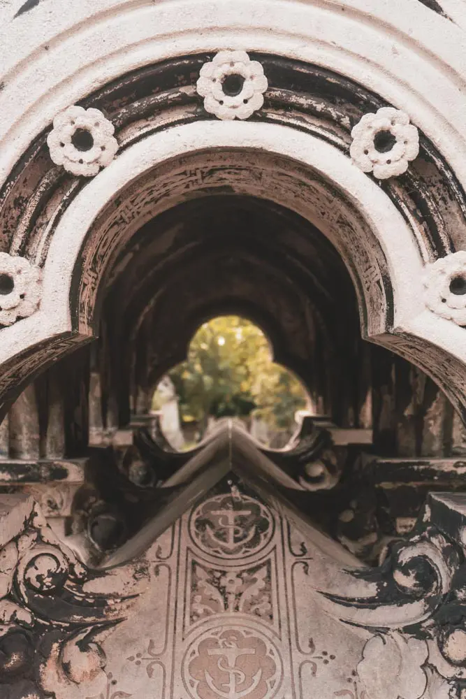 Detailing on a grave