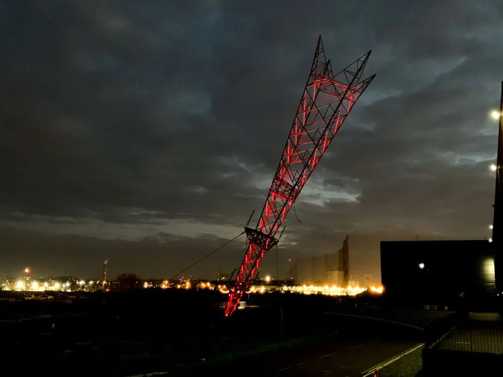 A Bullet from a Shooting Star - Alex Chinneck (2015) 